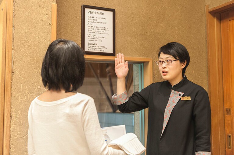今まで、なんとなく入っていただけの温泉。星さんから、浅間温泉の泉質の特徴や入浴法の説明、かけ湯の方法や、寝湯では呼吸を意識する入り方のレクチャーを受ける。