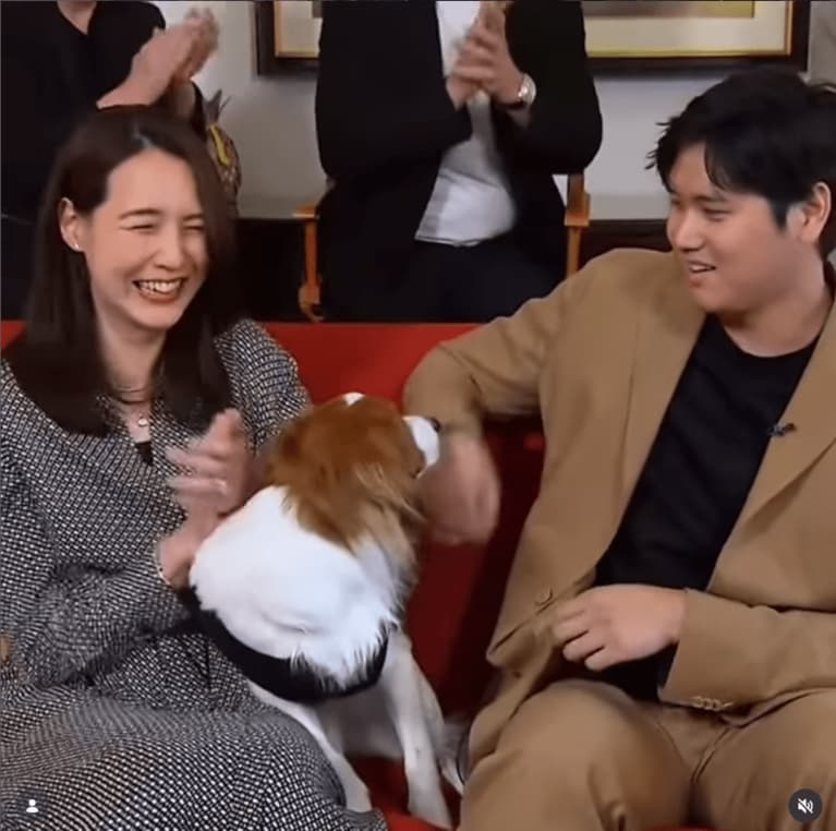 2024年11月、MVP獲得が発表された時。真美子さんの着用ワンピースは「HUGO BOSS（ヒューゴ・ボス）」のものと思われる（ドジャーズのインスタグラムより）
