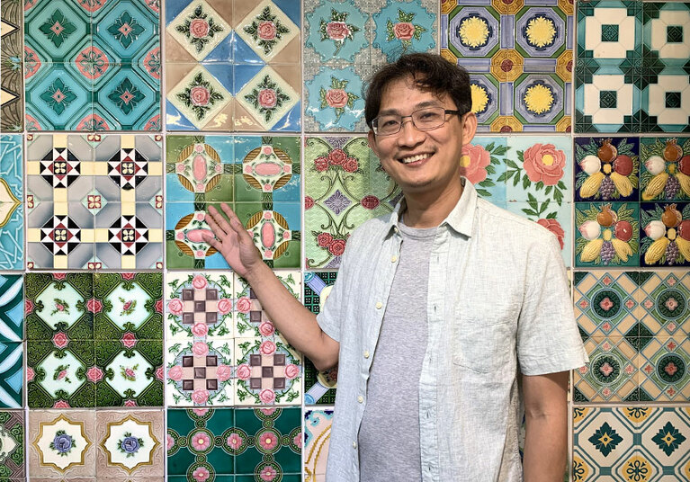 館長の徐嘉彬さんはIT企業に勤めるエンジニア。マジョリカタイルの保存と研究に取り組んでいます。