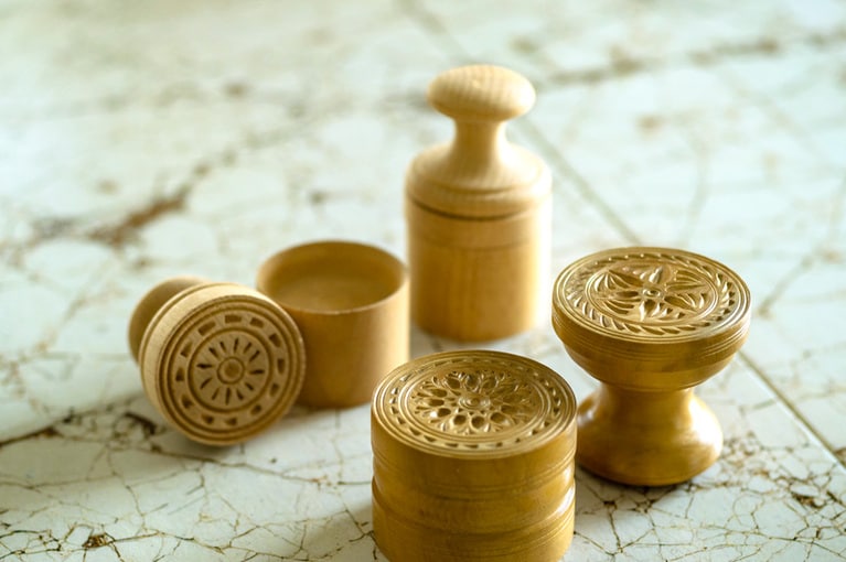 コルツェッティの木型。写真右手前の2つが、職人が彫った型です。