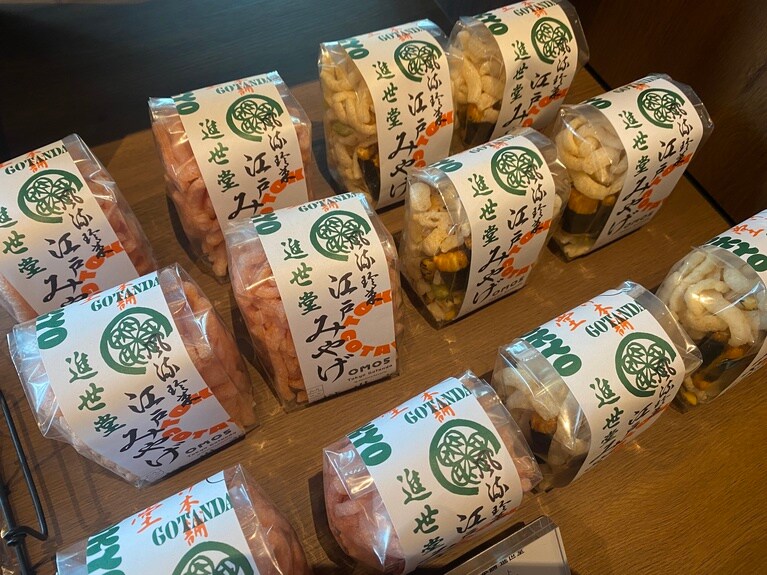 ショップにさり気なく並んでいた名店「進世堂」のおかき。おすすめです。