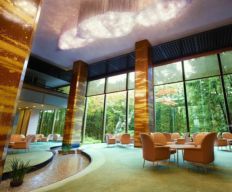 「メインラウンジ」は、大きな窓から光が差し込む、ゆったりとした空間。