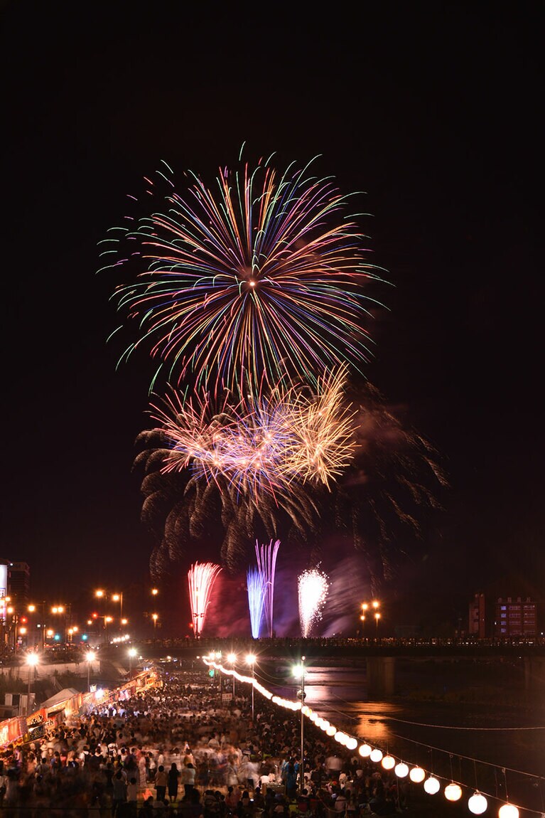 津山納涼ごんごまつりIN吉井川。津山市提供
