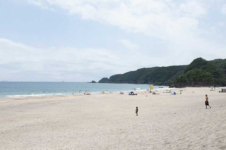 白浜と澄んだ海の美しい舞磯浜海岸。