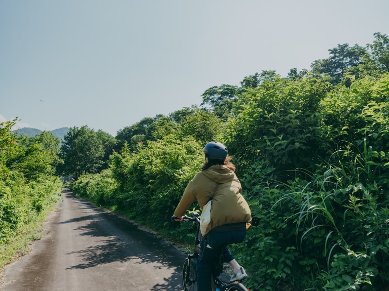 朝の澄んだ空気の中を走り抜けると、土地の息吹が風や光とともに肌に染みこむ感覚に。道中で、ウサギやイタチ、タヌキといった愛らしい動物に出会えたらラッキーです。