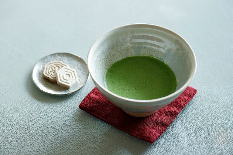 寿月堂の抹茶「初昔」 ※善昇窯でつくられた清水焼のオリジナル野点碗で提供。パレスホテル東京 オリジナル落雁。