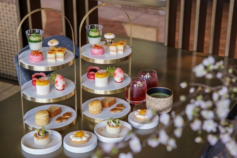 「スプリングアフタヌーンティー」のイメージ。平日1名7,800円～、土・日・祝日（プレミアム日本茶とのペアリング付き）1名9,800円（ともに税・サ込）。要予約。