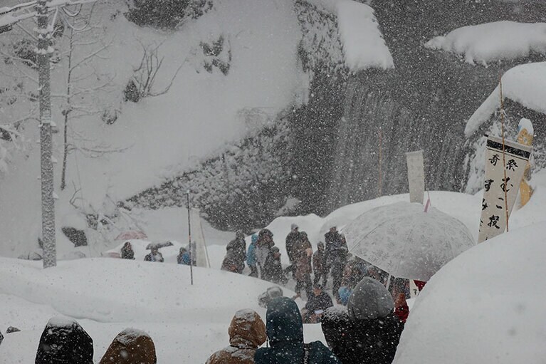 薬師堂まではかなりの急坂を登っていく。