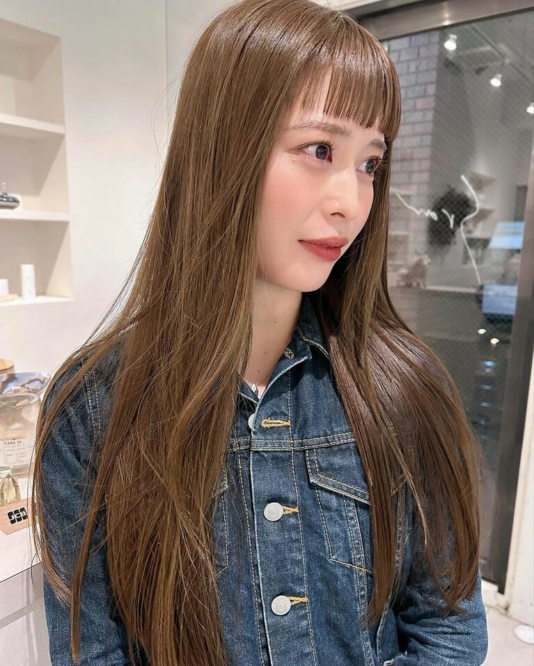 青みがかった絶妙トーンのシアーなアッシュベージュ。