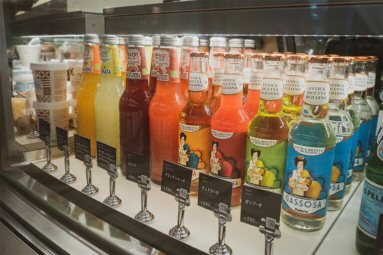 ソフトドリンクは、鮮やかな色合いやかわいいラベルが魅力。