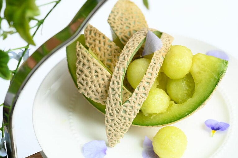 マスクメロンの中でもクラウンメロンを名乗ることができるのは一握り。その中でも選りすぐりのメロンを千疋屋総本店では提供しています。