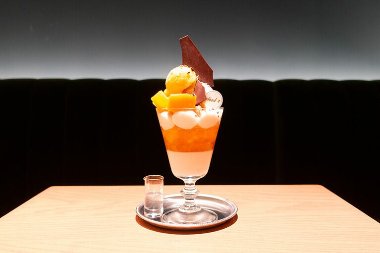 季節のパフェ。※写真は夏前限定の沖縄直送のマンゴーパフェです。