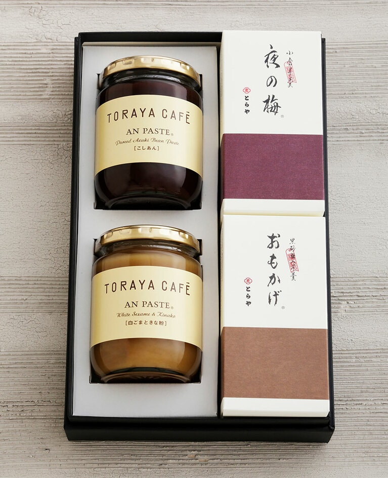 中形羊羹・あんペーストR限定詰め合わせ。中形羊羹「夜の梅」「おもかげ」各1点と、あんペースト「こしあん」「白ごまときな粉」各1点入り。5,400円／とらや・TORAYA CAFÉオンラインショップ限定　※賞味・消費期限：羊羹はともに1年、あんペーストはともに180日