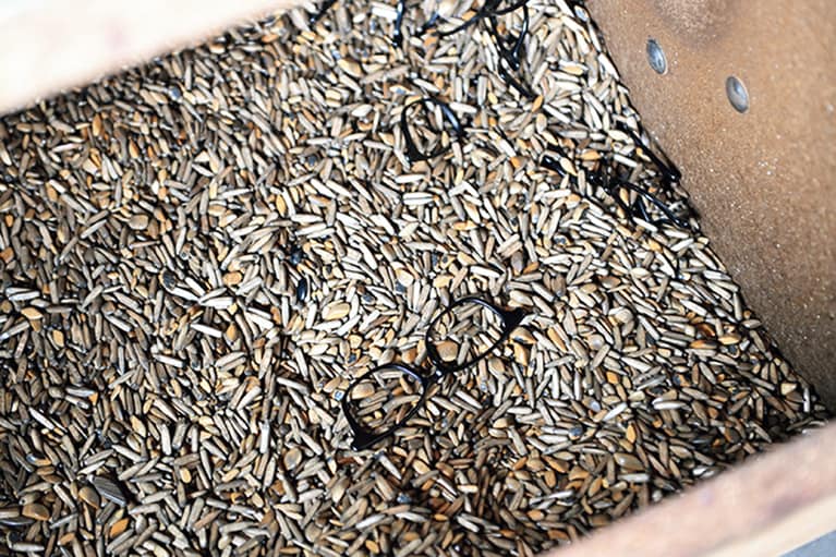 パーツは3段階に分け、プラスチックの粒や小枝状の竹、研磨剤、ワックスとともに回転式ドラムに入れ、約50時間回して研磨する。