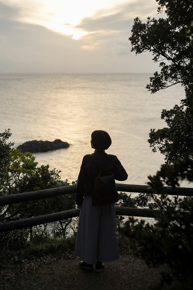 阿部智里さんが学生時代訪れ、記憶に残っているという出雲日御碕灯台は石造灯台としては日本一の高さを誇る“白亜の灯台”として名高い灯台。