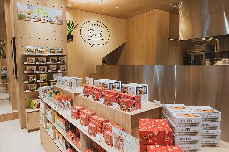 1階では「IZAMESHI」の販売も。
