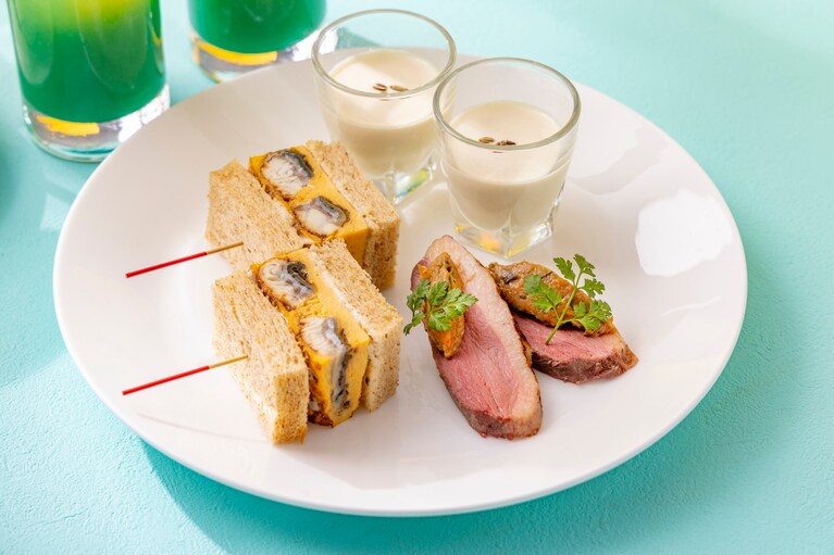 下段セイボリーのイメージ。「鰻の蒲焼と卵のう巻きサンド　茗荷の甘酢とグリーンペッパー」「ホワイトコーンの冷製ミニスープ　クミン風味」「鴨肉のグリルとズッキーニのチャツネ　シナモンとコリアンドル」。