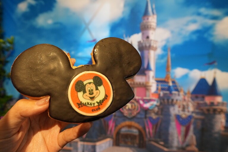 ミッキーマウスのキャップみたいなチョコレートクッキー。