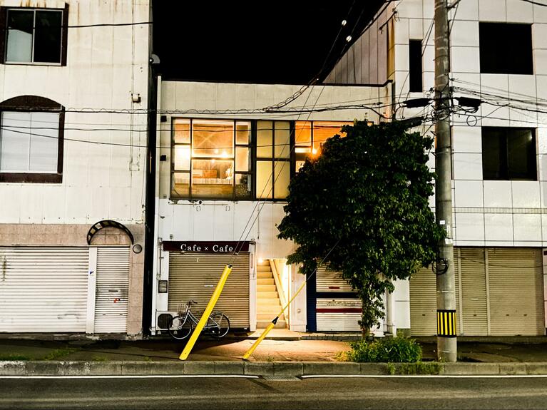 2階が「AND BOOKS」。「アンドブ」の愛称で親しまれる。