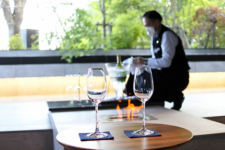 夕方のお楽しみ、シャンパンのフリーフロー。ファイヤーピットを眺めながら、ディナー前の時間をゆっくりと。