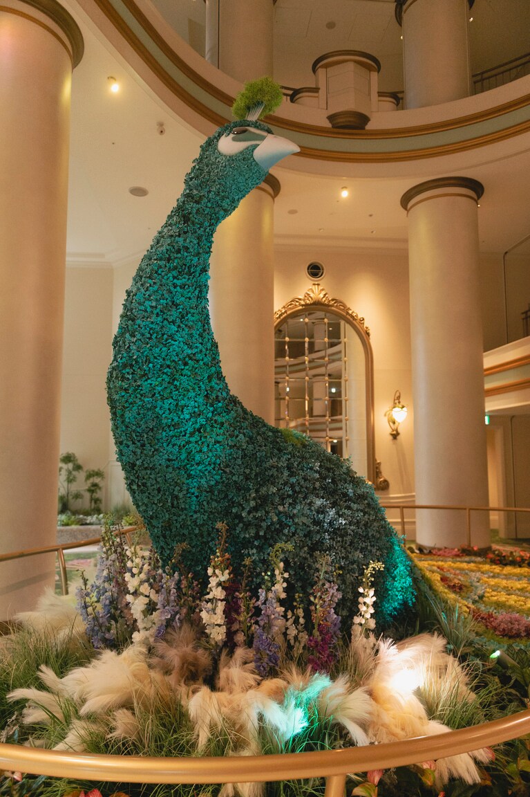 コンサバトリーには草木で形作られたクジャクも