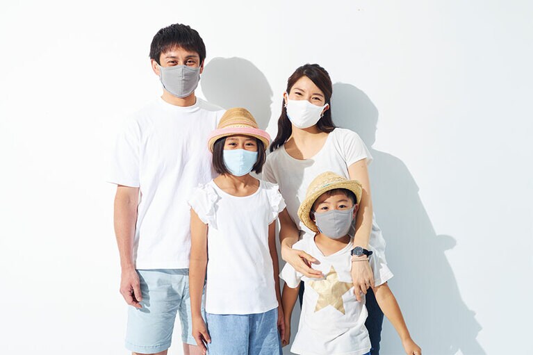 大人・子供用共に、ホワイト・ライトブルー・グレーの3カラー展開。大人用はM・Lサイズ、子供用はXS・Sサイズ(1,091円)が用意されている／TO＆FRO