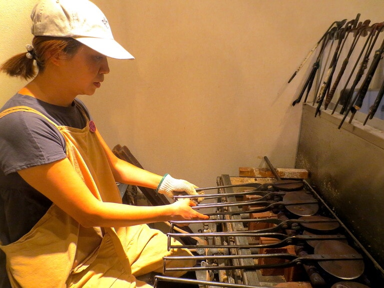 「みそ半月」を焼く様子。