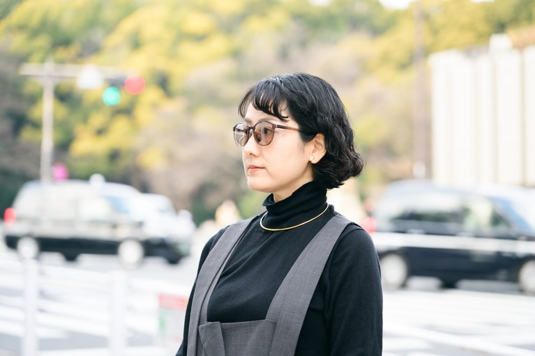 フードがコンパクト、かつ透明感が高いものなら、この通り自然な見た目に。着用しているのは「ZN261G04-43A1」8,800円。