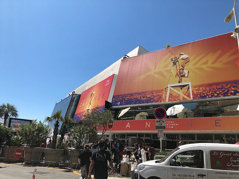 今年のカンヌのアイコンは、3月に90歳で亡くなったヌーヴェルヴァーグの母、アニエス・ヴァルダ。女性監督の先達で小柄だった彼女が、男性スタッフを踏み台にしてカメラを覗いているというもの。今年は女性監督作品も多かった。