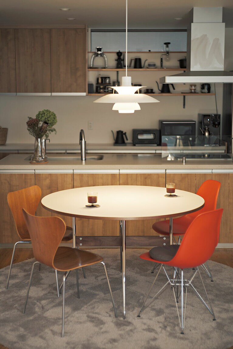 以前は四角いダイニングテーブルだったけれど、最近丸くて白いものにチェンジ。周囲が歩きやすくなったそう。椅子はアルネ・ヤコブセンの「セブンチェア」。