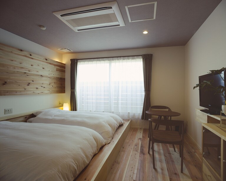 木の温もりに癒やされる、オーシャンビュー・シャワー・トイレ付きタイプのお部屋。