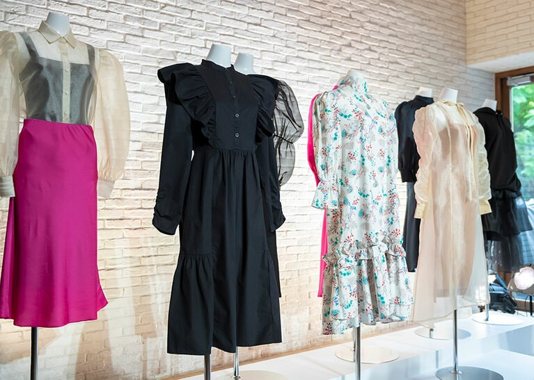 フリルや花柄、ビビッドなピンクなどを使いつつも、甘さはおさえたエレガントなデザイン。各アイテムは 4,990円～9,790円と、求めやすい値段なのもうれしい。またサイズ展開もXXS～XLと幅広い。