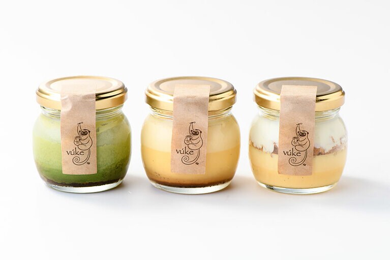 【埼玉】プリン専門店 vuke(ブーケ)の「ブーケプリン」(各80g)。左から：抹茶417円、ブーケプリン399円、チーズ 417円。