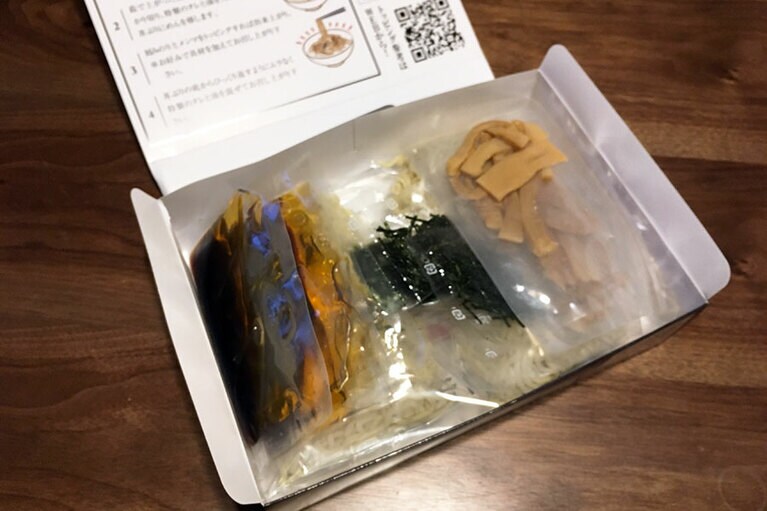 箱を開けると、麵、タレ、メンマ、刻み海苔がセットに。保存料や着色料は一切使用していないとのことで、安心です。