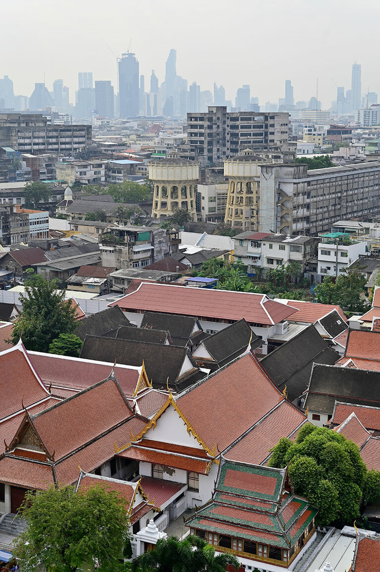 旧王宮エリアの向こうに、高層ビル群を見渡す。