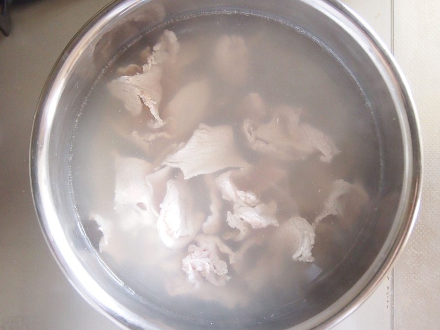鍋に＜調味料＞の食材を入れてひと煮立ちさせ、羊肉を入れる。