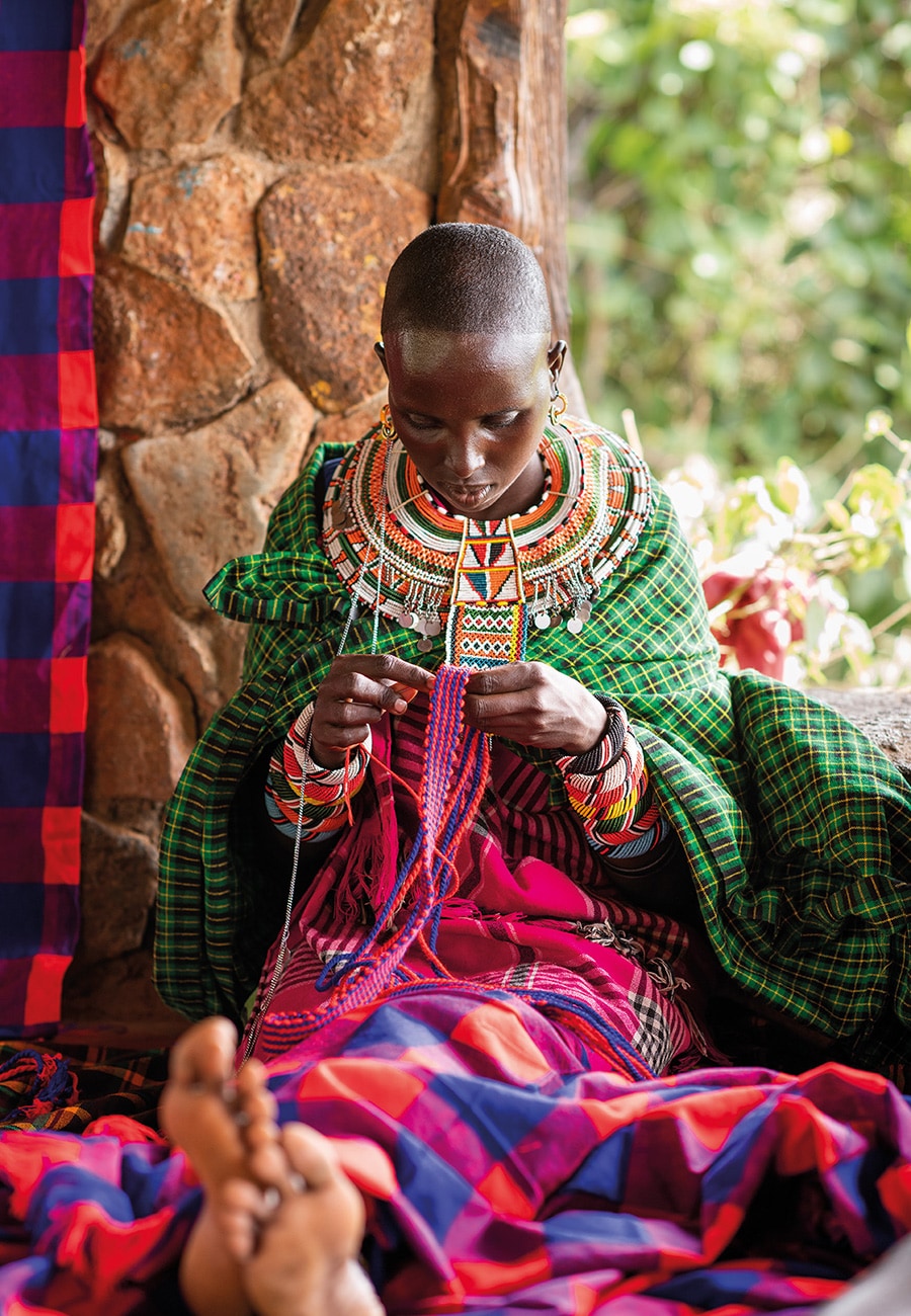 タッセルストラップを手織りするサンブル族の女性。