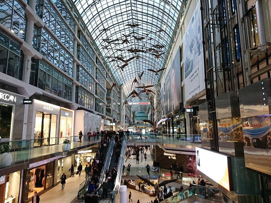 人気ショッピングモールのイートン・センターにはアーティスト、マイケル・スノウによる空飛ぶ鳥が。
