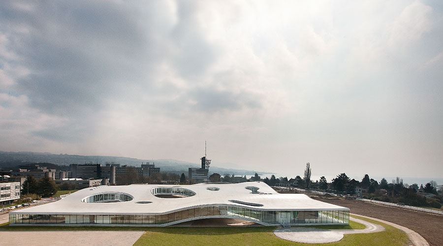 スイス連邦工科大学・ローザンヌ校のキャンパス内に建てられた学習施設「ロレックス ラーニングセンター」は妹島和世と西沢辰衛によるSANAAが手掛けた。©Rolex/Julien Lanoo