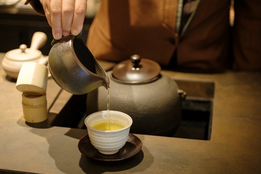 茶釜で沸かした湯で淹れる日本茶も深い味わい。