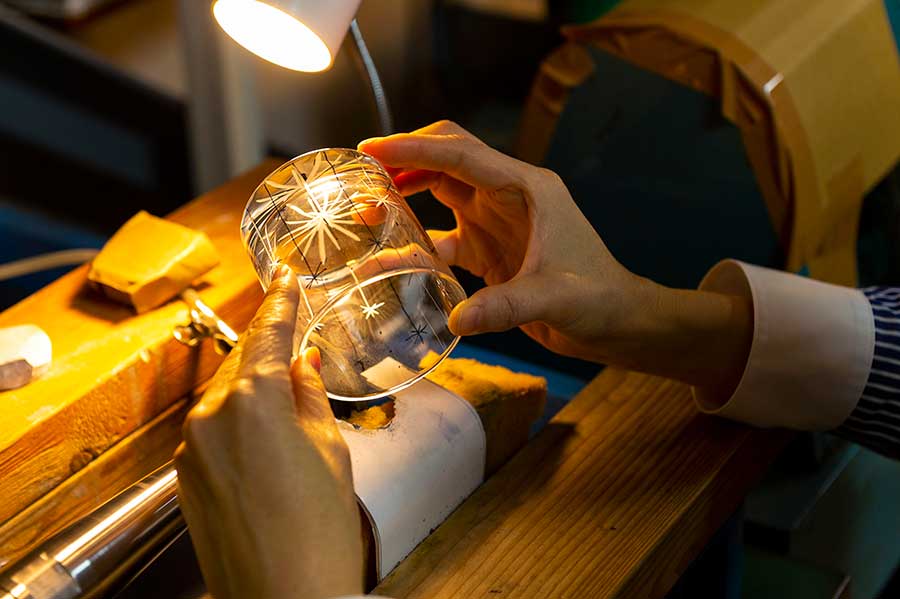 丁寧な指導のもと、本格的な切子グラス作りに挑戦できる体験は約1時間で4,860円(要予約)。出来上がった作品はそのまま持ち帰り可能。
