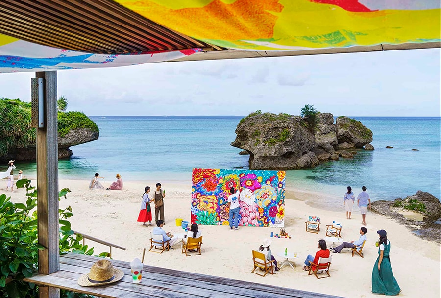 海を目の前に体験アートなどを楽しめる「海辺のアートフェスティバル」（2023年5月7日まで）。
