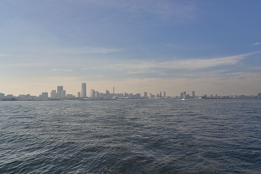 横浜の美しい都市景観を海側から眺めることができます。