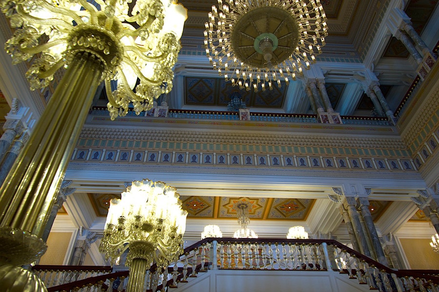 宮殿の吹き抜け部分は壮観。シャンデリアもハンパないが階段の手すりの下までクリスタル。