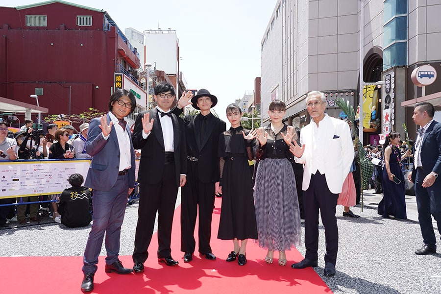 「ザギンでシースー!?」の金森正晃監督（左から2番目）や出演者の伊藤健太郎さん（左から3番目）、華原朋美さん（右から2番目）、岩城滉一さん（一番右）など。