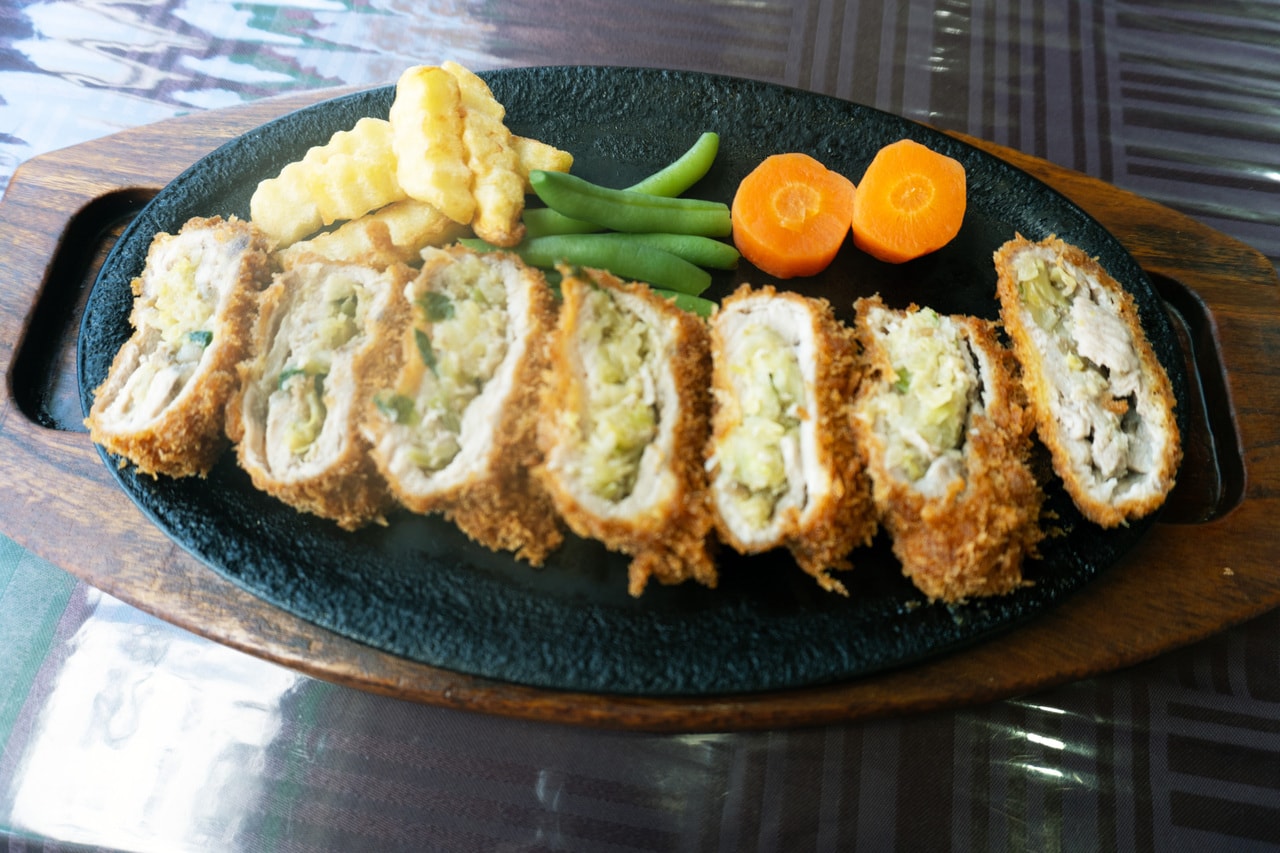 名物野口カツは鹿嶋に来たなら必ず食べたいひと皿。特製の万能Nドレッシングソースはお土産にも最適。カツにもサラダにも合い、まさに万能。
