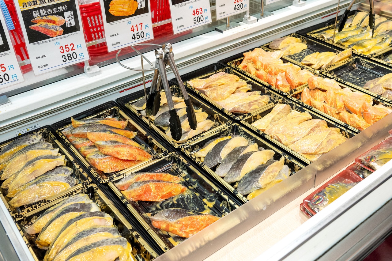 種類豊富にそろう「魚漬け」は自社工場で加工。1切れから購入できる。