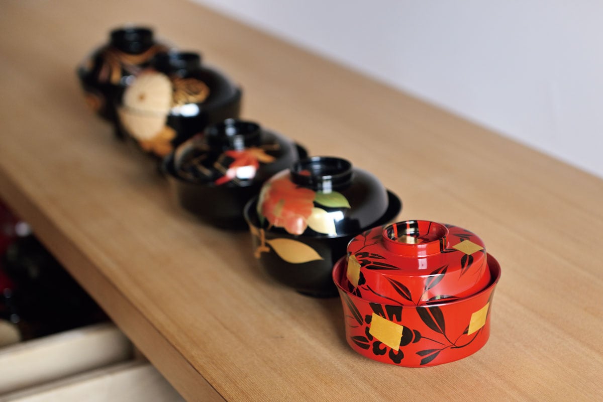 鯖江市にある、大本山永平寺御用達の漆塗師屋「漆琳堂」による季節の椀。絵柄も形もさまざまで、全国の料亭や割烹料理店から注文が集まる。