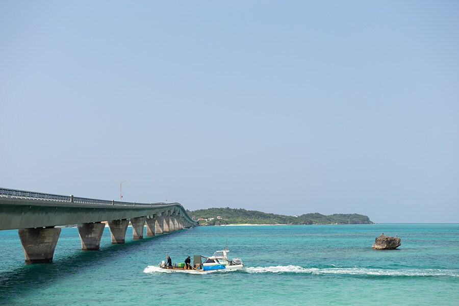 宮古島と池間島を結ぶ池間大橋。海のあまりの美しさに心洗われる。