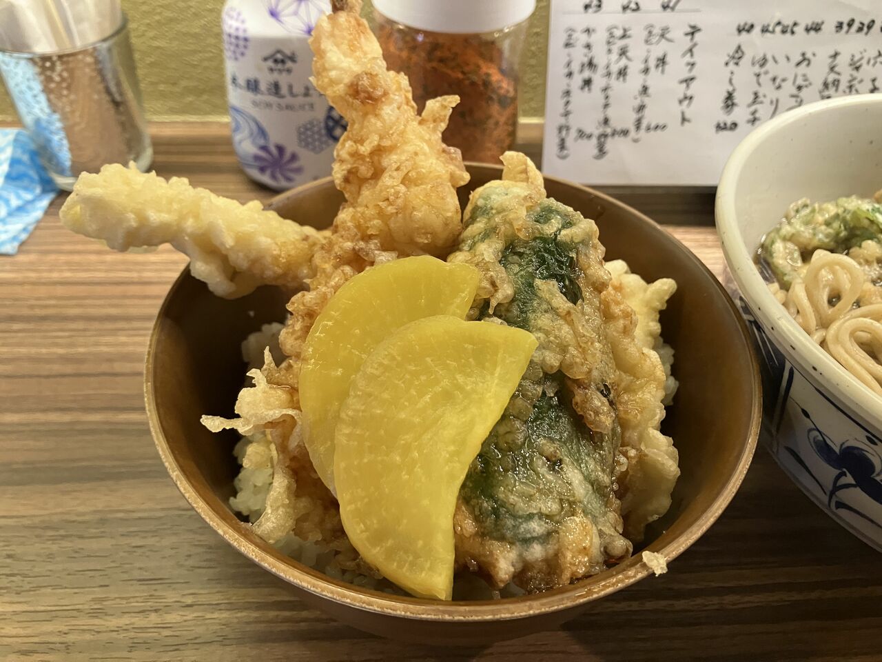 天丼は具沢山で天ぷらも大きい